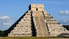 Meksika'da Chichen Itza yakınlarındaki Mayalılar'dan kalma yapıt