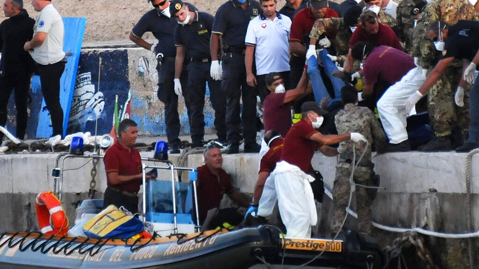 Italia conmemora 10 años del naufragio en el que murieron más de 300 personas