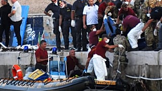 Мигранты, причалившие к побережью итальянского острова Лампедуза