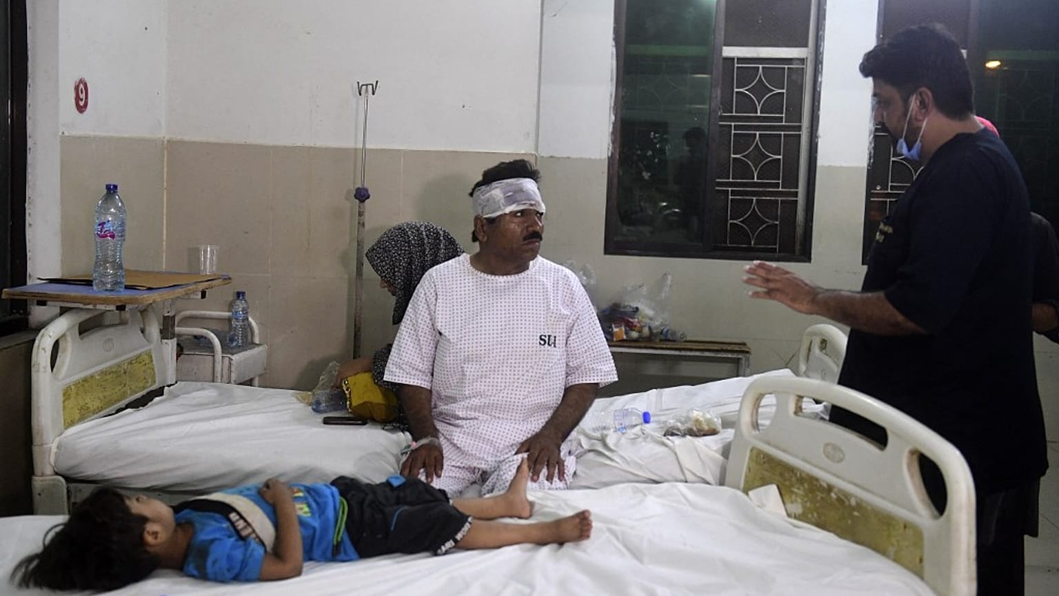 Pakistan'da 6 Ağustos'ta 28 kişinin hayatını kaybettiği tren kazasından kurtulan bir yolcu (arşiv)