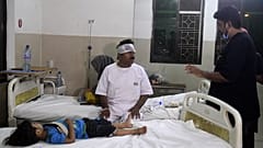 Pakistan'da 6 Ağustos'ta 28 kişinin hayatını kaybettiği tren kazasından kurtulan bir yolcu (arşiv)