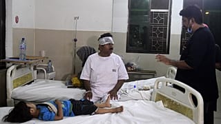 Pakistan'da 6 Ağustos'ta 28 kişinin hayatını kaybettiği tren kazasından kurtulan bir yolcu (arşiv)
