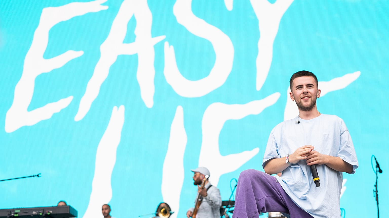 Мюррей Матраверс из группы Easy Life выступает на музыкальном фестивале в Рединге, Англия,  28 августа 2021 года. 