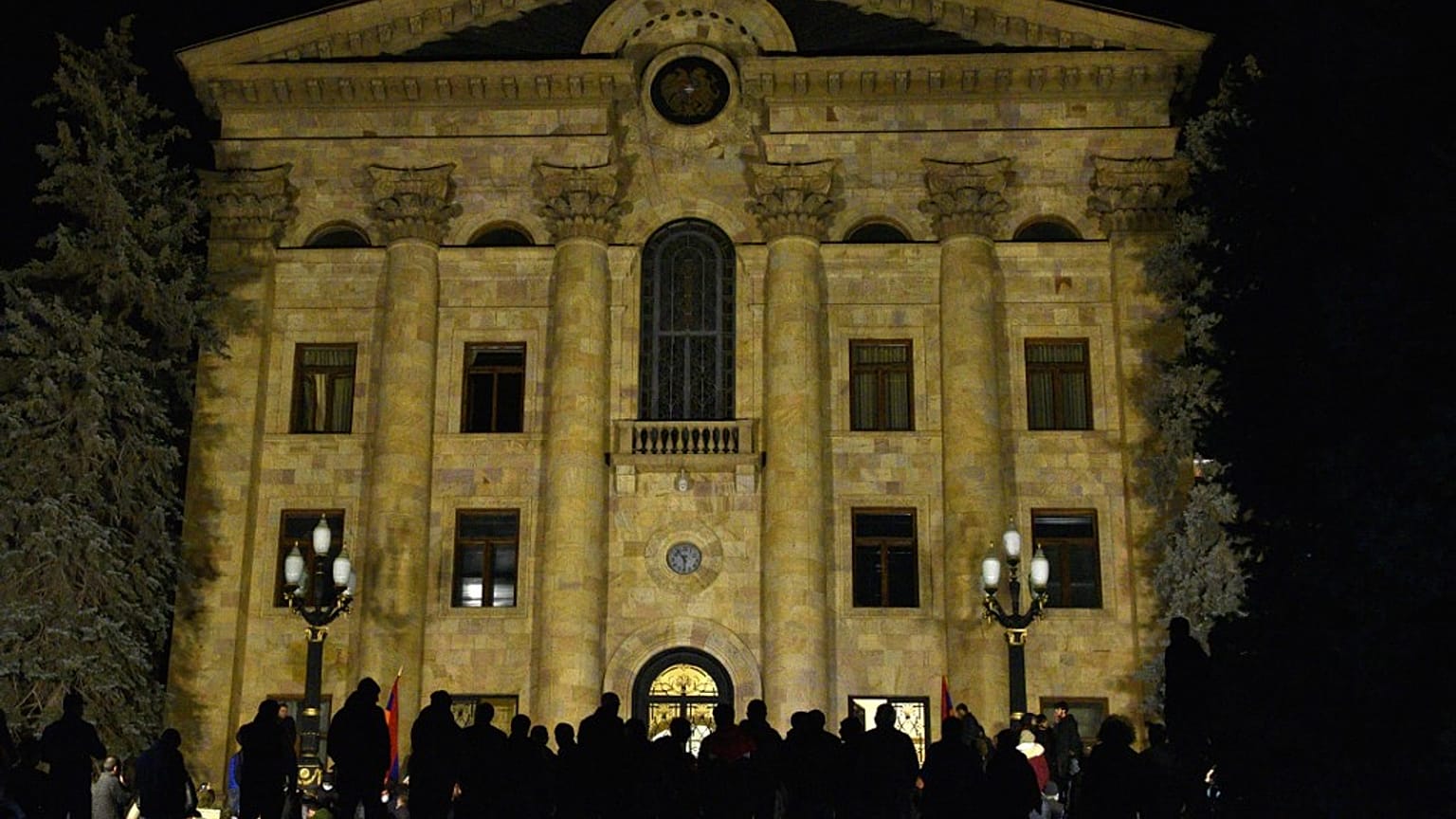 Des Arméniens protestent contre l'accord conclu avec l'Azerbaïdjan pour mettre fin aux combats dans la région contestée du Haut-Karabakh, devant le Parlement à Erevan, 2020