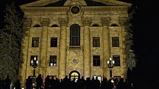 Des Arméniens protestent contre l'accord conclu avec l'Azerbaïdjan pour mettre fin aux combats dans la région contestée du Haut-Karabakh, devant le Parlement à Erevan, 2020