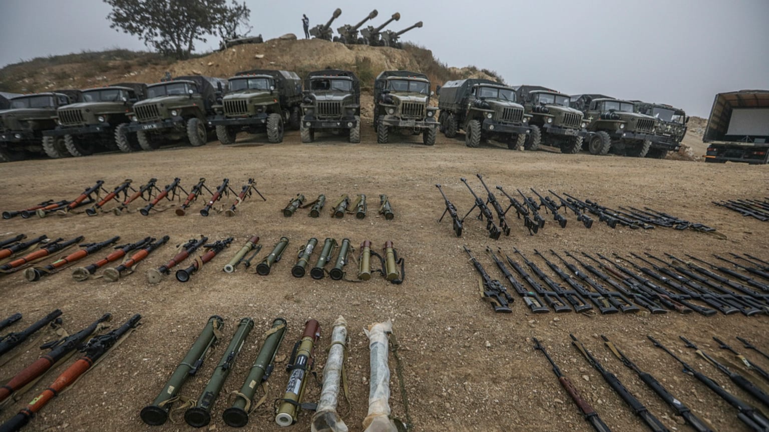 Niederlegte Waffen der armensichen Soldaten in Berg-Karabach