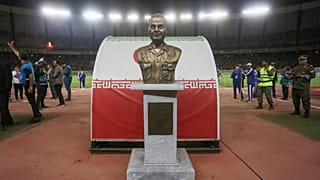 تمثال نصفي لقائد الحرس الثوري الإيراني قاسم سليماني في ملعب نقش جهان في أصفهان خلال المجموعة الثالثة لدوري أبطال آسيا.