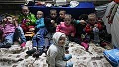 Дети в бомбоубежище в Мариуполе, 6 марта 2022 года. Архивное фото