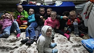Дети в бомбоубежище в Мариуполе, 6 марта 2022 года. Архивное фото