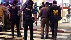 Agentes de policía frente al centro comercial de Bangkok tras el tiroteo. 