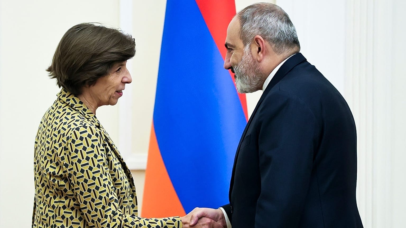 Fransa Dışişleri Bakanı Catherine Colonna (sol), Ermenistan Başbakanı Nikol Paşinyan tarafından kabul edildi