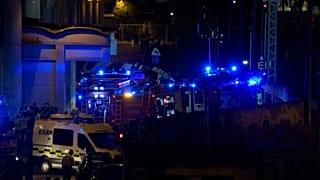 Los servicios de emergencia acuden al accidente de autobus este lunes en Mestre, Venecia.