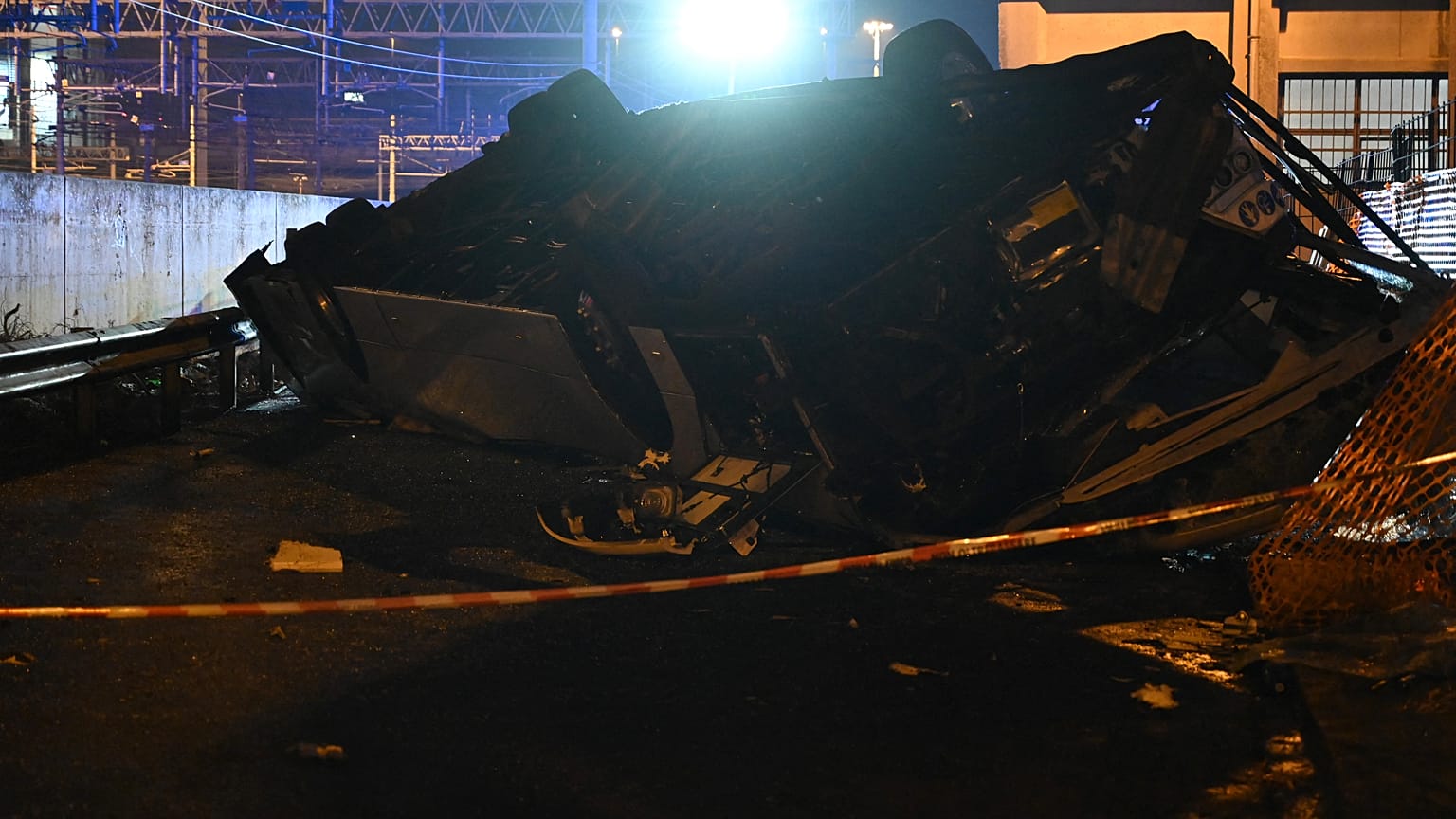 Bus-Unglück in Italien - der Bus ist zwischen Mestre und Marghera bei Venedig von einer Brücke gestürzt
