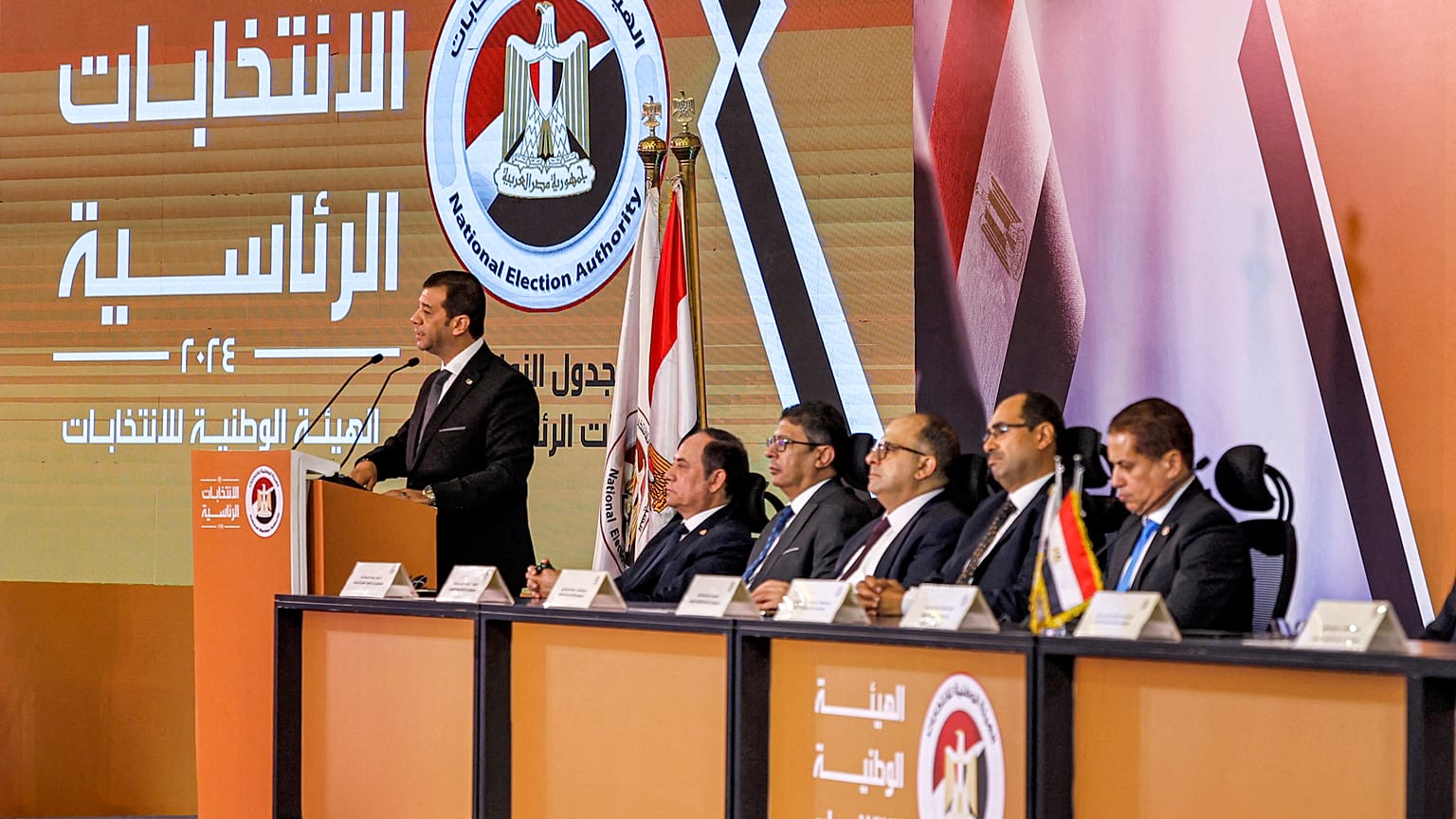 رئيس الهيئة الوطنية للانتخابات في مصر ونائب رئيس محكمة النقض يتحدث خلال مؤتمر صحفي بشأن الانتخابات الرئاسية المصرية المقبلة 2024 في مركز القاهرة الدولي للمؤتمرات القاهرة، مصر.