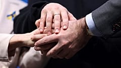 Symbolischer Handschlag beim EU-Gipfel im Februar 2023