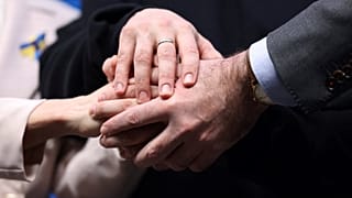 Symbolischer Handschlag beim EU-Gipfel im Februar 2023