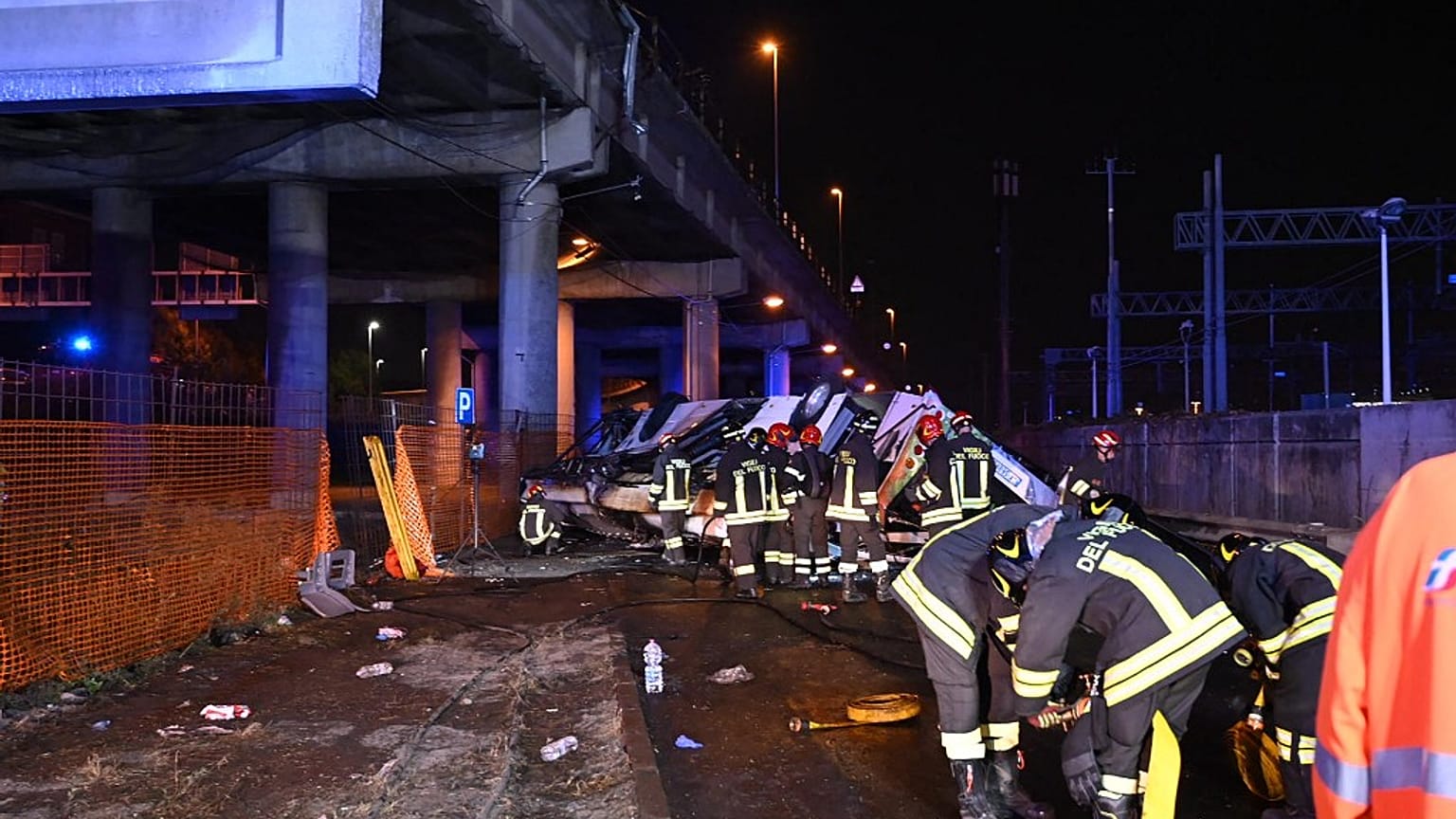 Vigili del fuoco al lavoro per spegnere le fiamme dal pullman caduto da un cavalcavia a Mestre il 3 ottobre 2023