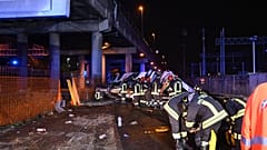 Vigili del fuoco al lavoro per spegnere le fiamme dal pullman caduto da un cavalcavia a Mestre il 3 ottobre 2023