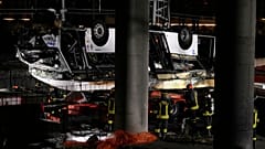 Bomberos junto al autobús accidentado. Venecia, Italia