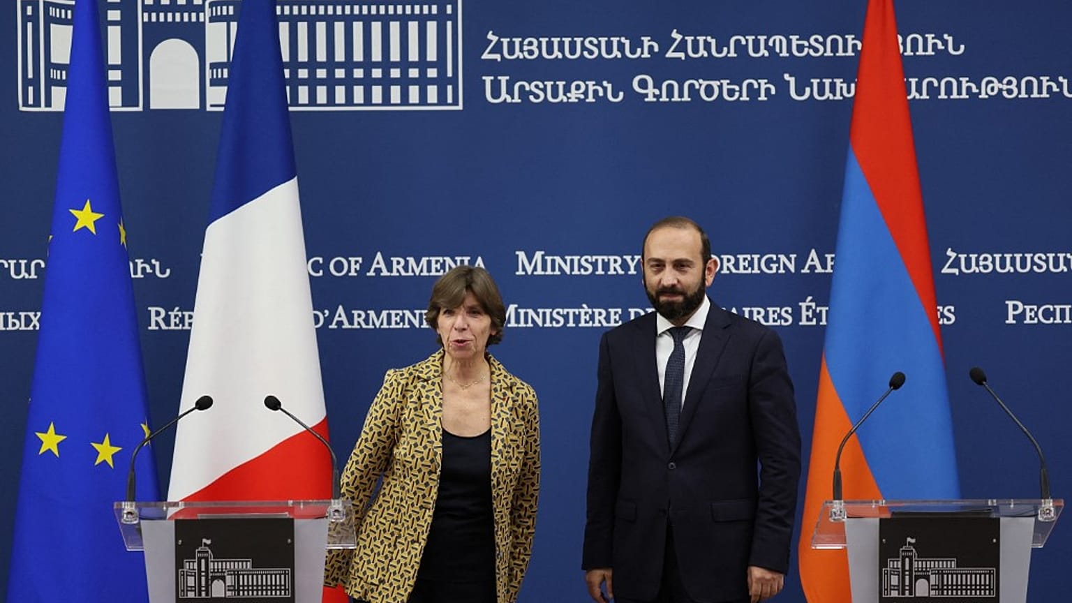 Il ministro degli Esteri francese Catherine Colonna con il suo omologo armeno  Ararat Mirzoyan