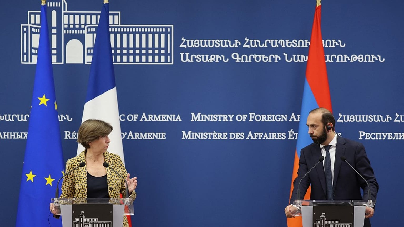 La ministre française des Affaires étrangères, Catherine Colonna, et son homologue arménien, Ararat Mirzoyan