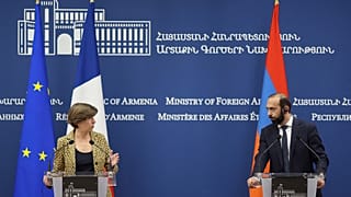 La ministre française des Affaires étrangères, Catherine Colonna, et son homologue arménien, Ararat Mirzoyan