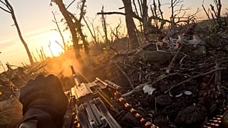 Ukraynalı bir asker Donetsk bölgesi, Andriivka yakınlarındaki Rus mevzilerine makineli tüfekle ateş açıyor, 27 Ağustos 2023\. 