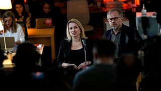 La ex periodista de la televisión estatal rusa Marina Ovsiannikova y Christophe Deloire, de Reporteros sin Fronteras, el viernes 10 de febrero de 2023 en París.