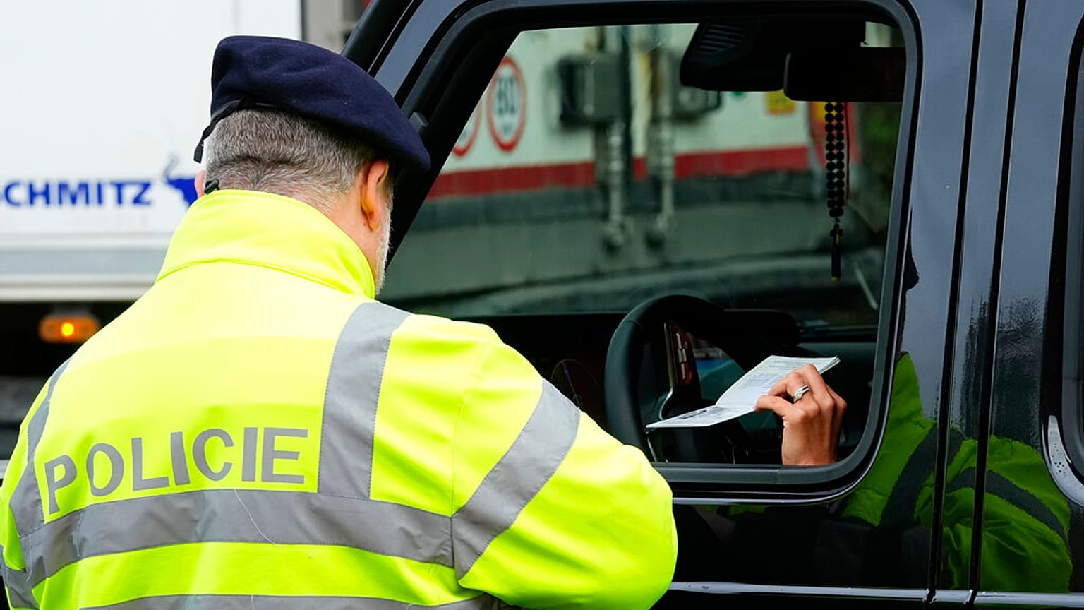 Un policía checo controla a un vehículo en la frontera con Eslovaquia
