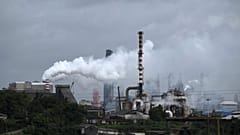 Gőzkibocsátás egy nyersolaj-finomítóból az indiai Kochiban