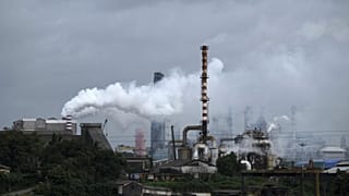 Gőzkibocsátás egy nyersolaj-finomítóból az indiai Kochiban