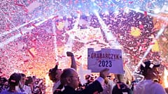 DATEI - Ein Anhänger der rechtsextremen polnischen Partei Konföderation hält ein Wahlkampfplakat eines Kandidaten in Kattowitz hoch, 23. September 2023.