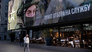 Реклама о службе по контракту в центре Москвы