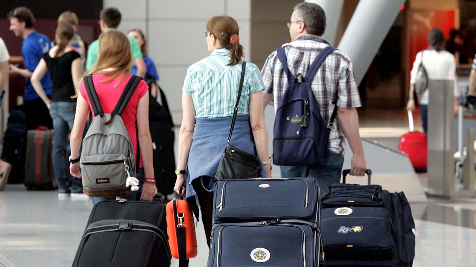 Eine Familie auf dem Weg vom Düsseldorfer Flughafen