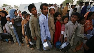 Sorbaállás ételért egy pakisztáni menekülttáborban 2009 májusában - a kép illusztráció! 