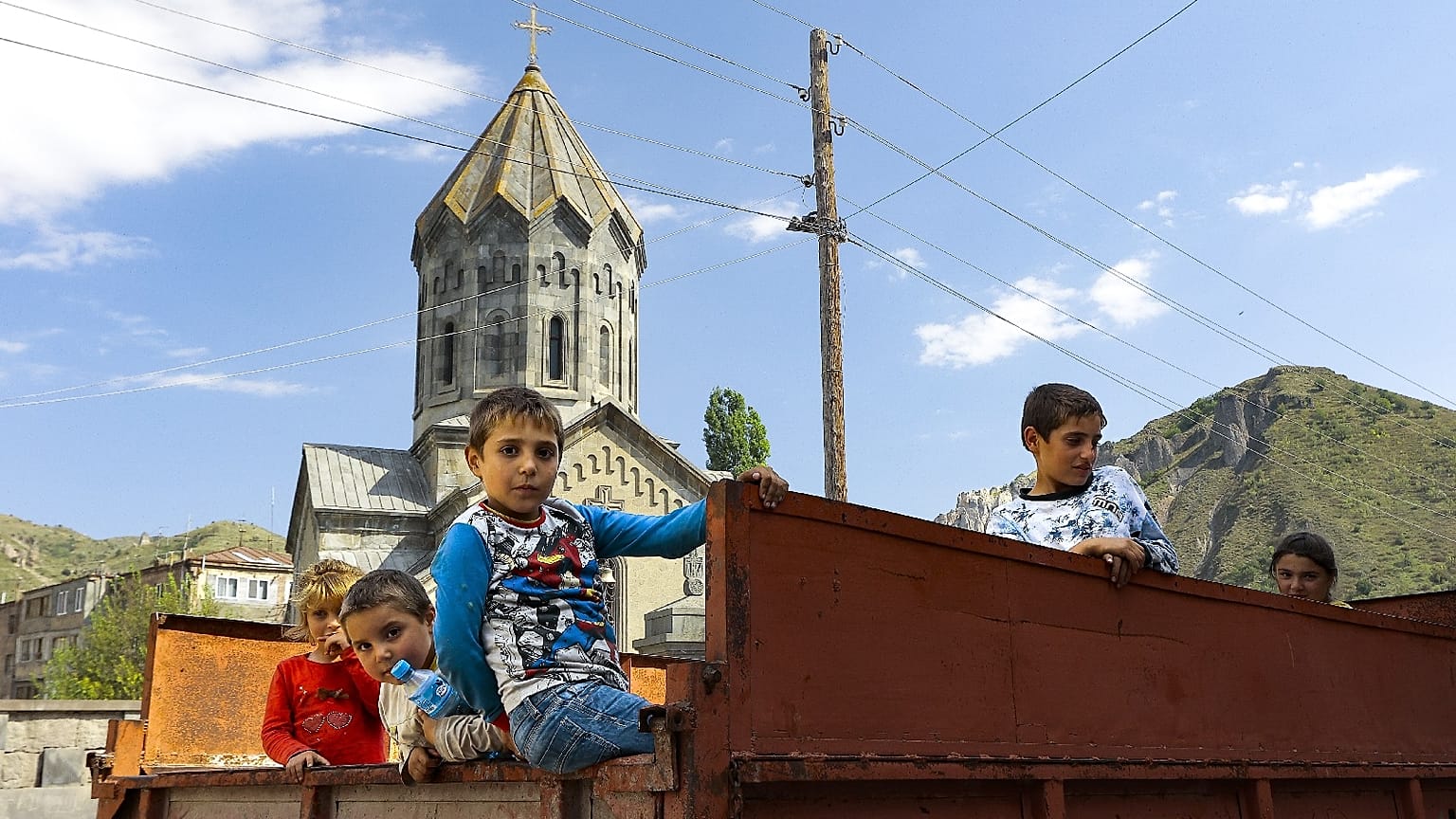 Niños de etnia armenia procedentes de Nagorno-Karabaj miran desde un camión tras llegar a la localidad armenia de Goris, en la región de Syunik, Armenia, el 28 de septiembre de 2023\. 