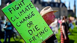 Manifestation contre le changement climatique sur la colline du Parlement à Ottawa (Ontario), Canada, le vendredi 15 septembre 2023.