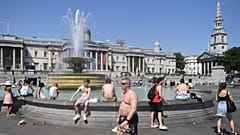 Emberek hűsölnek a londoni Trafalgar tér egyik szökőkútjában – képünk illusztráció
