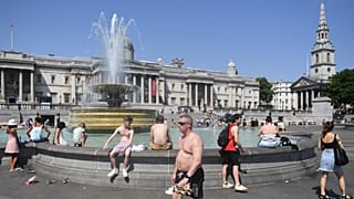Emberek hűsölnek a londoni Trafalgar tér egyik szökőkútjában – képünk illusztráció