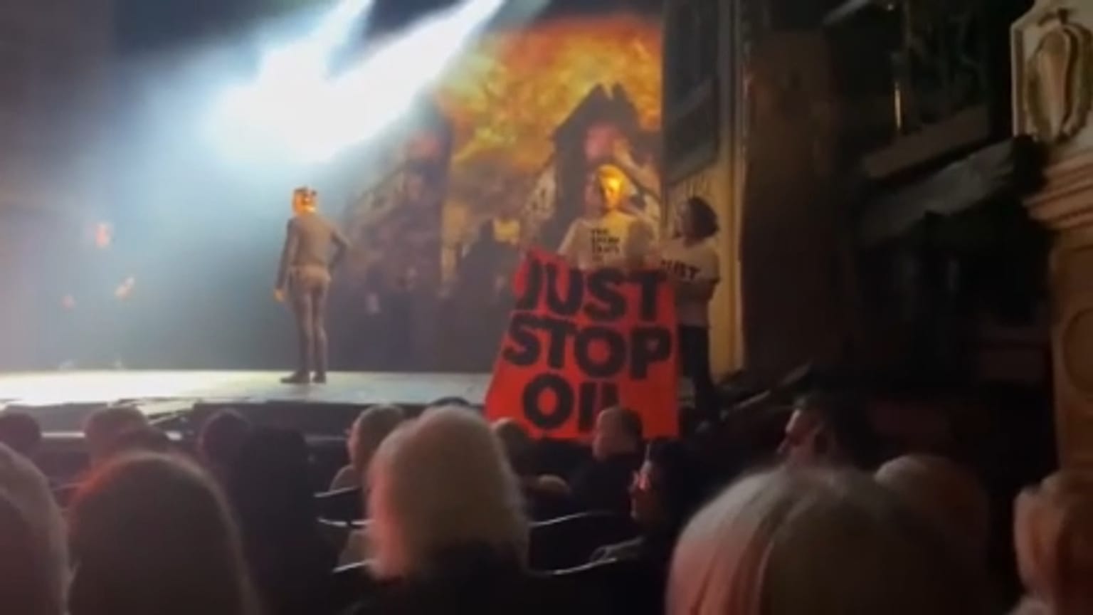 Im Londoner Westend musste eine Aufführung wegen Protesten von Klima-Aktivist:innen abgebrochen werden