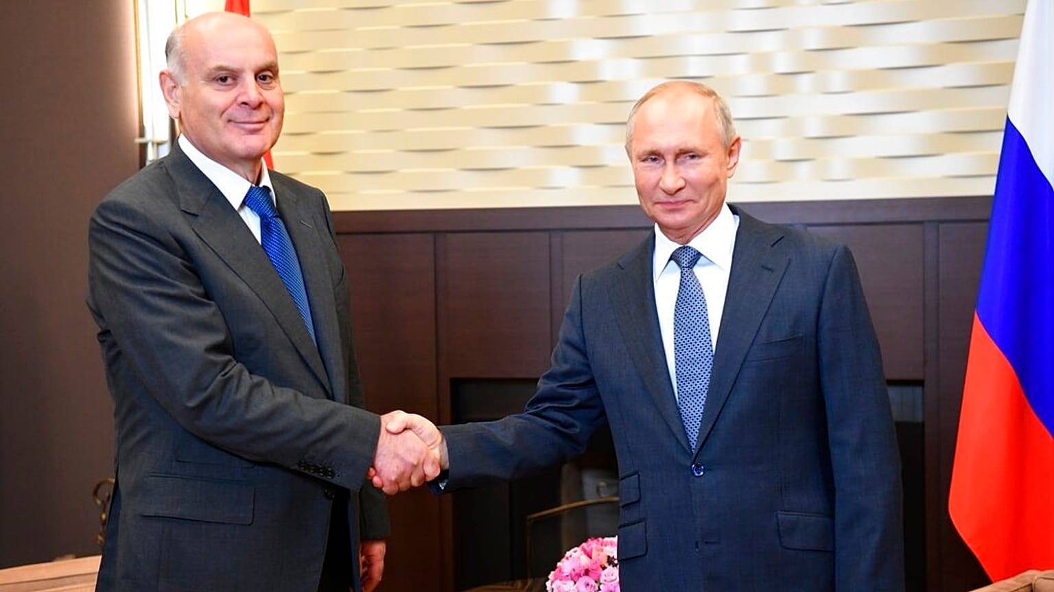 Rusya Devlet Başkanı Vladimir Putin (sağda) Abhazya'da Rus yanlısı lider Aslan Bzhania (solda) ile tokalaşırken / Arşiv