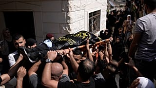 صورة من الارشيف لتشييع جثمان الشاب عبد الله أبو حسن (18 عاماً) الذي قتل بنيران إسرائيلية، 22 أيلول 2023