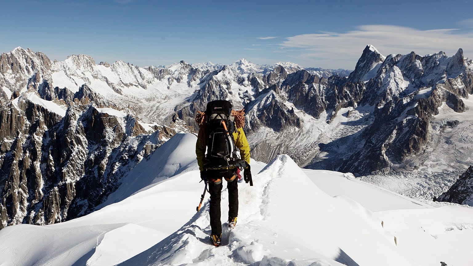 ARCHIVO - Un alpinista desciende por una cresta en la Aiguille du Midi del Mont Blanc, en los Alpes, Francia, miércoles 12 de octubre de 2011. 