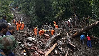 Hindistan'da Himalaya Buzul Gölü aşırı yağmurlardan dolayı taştı: en az 14 kişi hayatını kaybetti