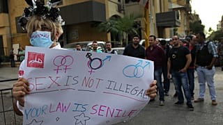 فرد من مجتمع ميم عين يتظاهر في ساخة رياض الصلح