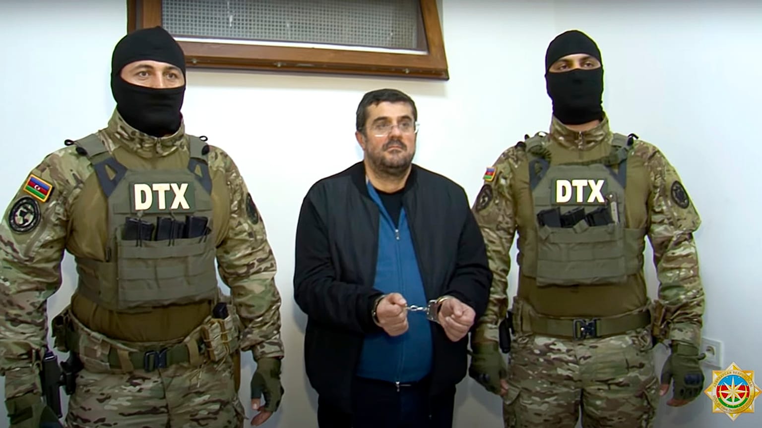Arayik Harutyunyan bilincsben azeri katonák között