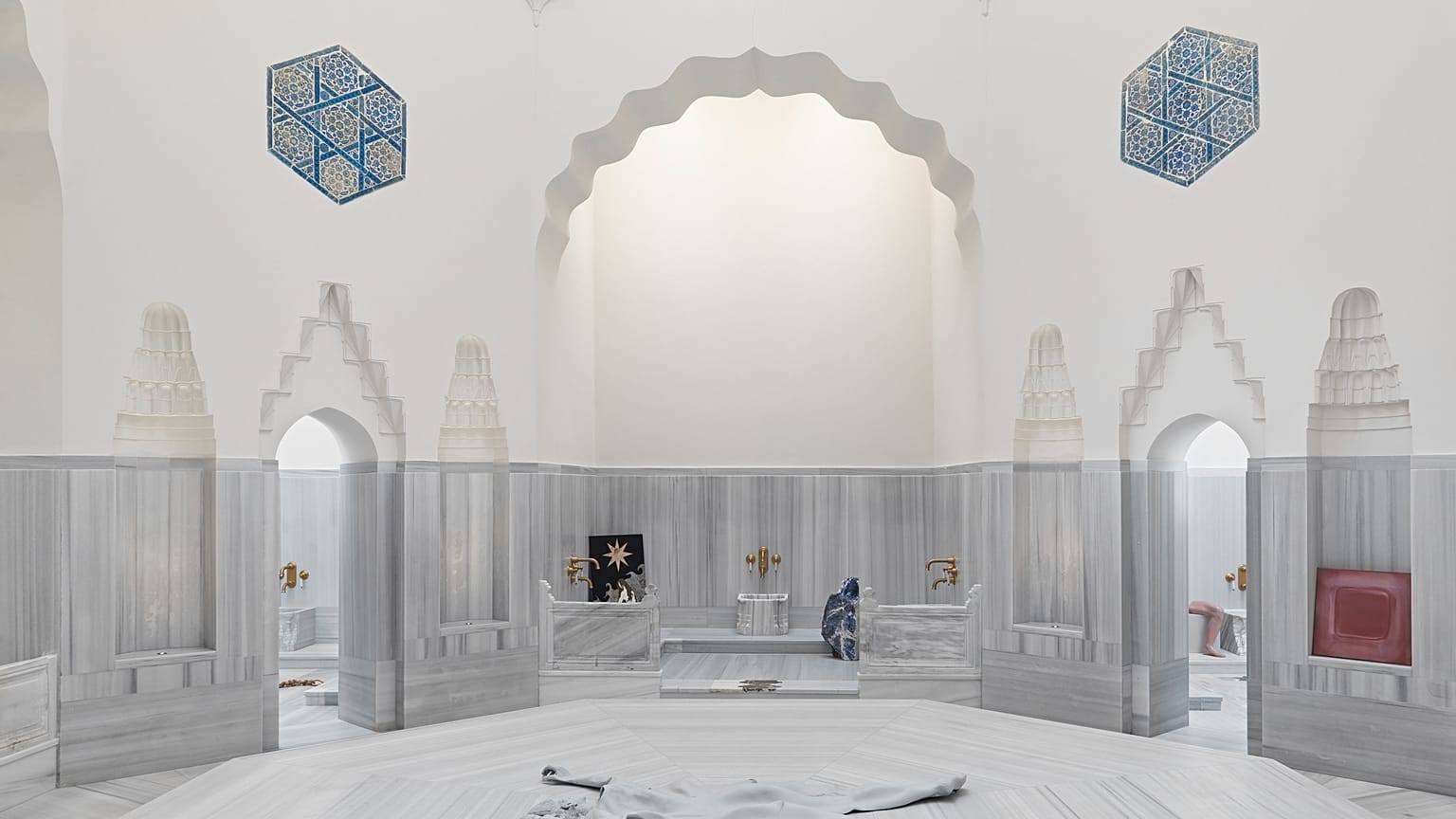 Mehtap Baydu, Benimle Diğer Her Şey Arasındaki Mesafe, 2017, Zeyrek Çinili Hamam'da Şifalı Kalıntıların Şifası kapsamında sergilendi