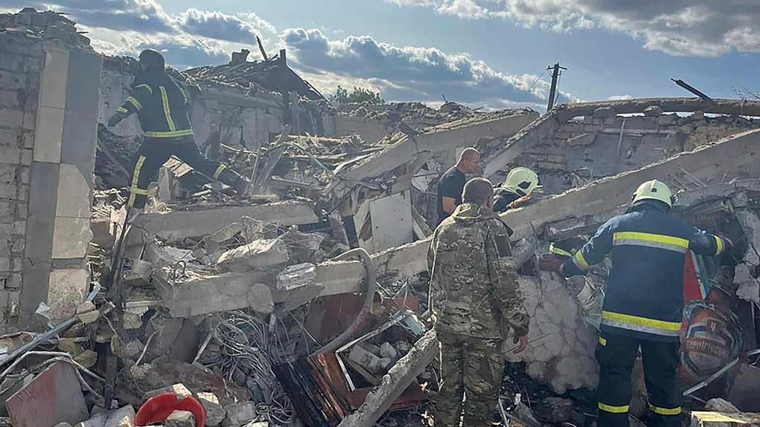 Ukrayna, Rusya'nın Harkiv bölgesine düzenlediği saldırıda biri 6 yaşında bir çocuk olmak üzere 49 sivilin öldüğünü duyurdu