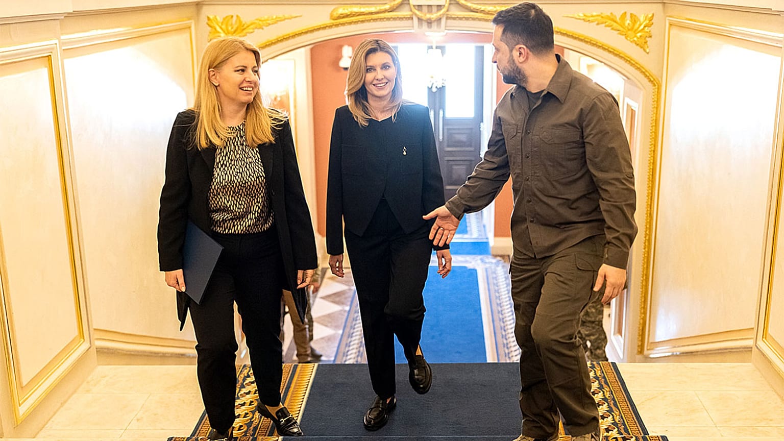 Zuzana Čaputová (balra) és Zelenszkij ukrán elnök jobbra, Kijevben 