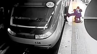 Immagini di telecamere di sicurezza mostrano il momento in cui una ragazza iraniana viene trascinata fuori dalla metro di Teheran